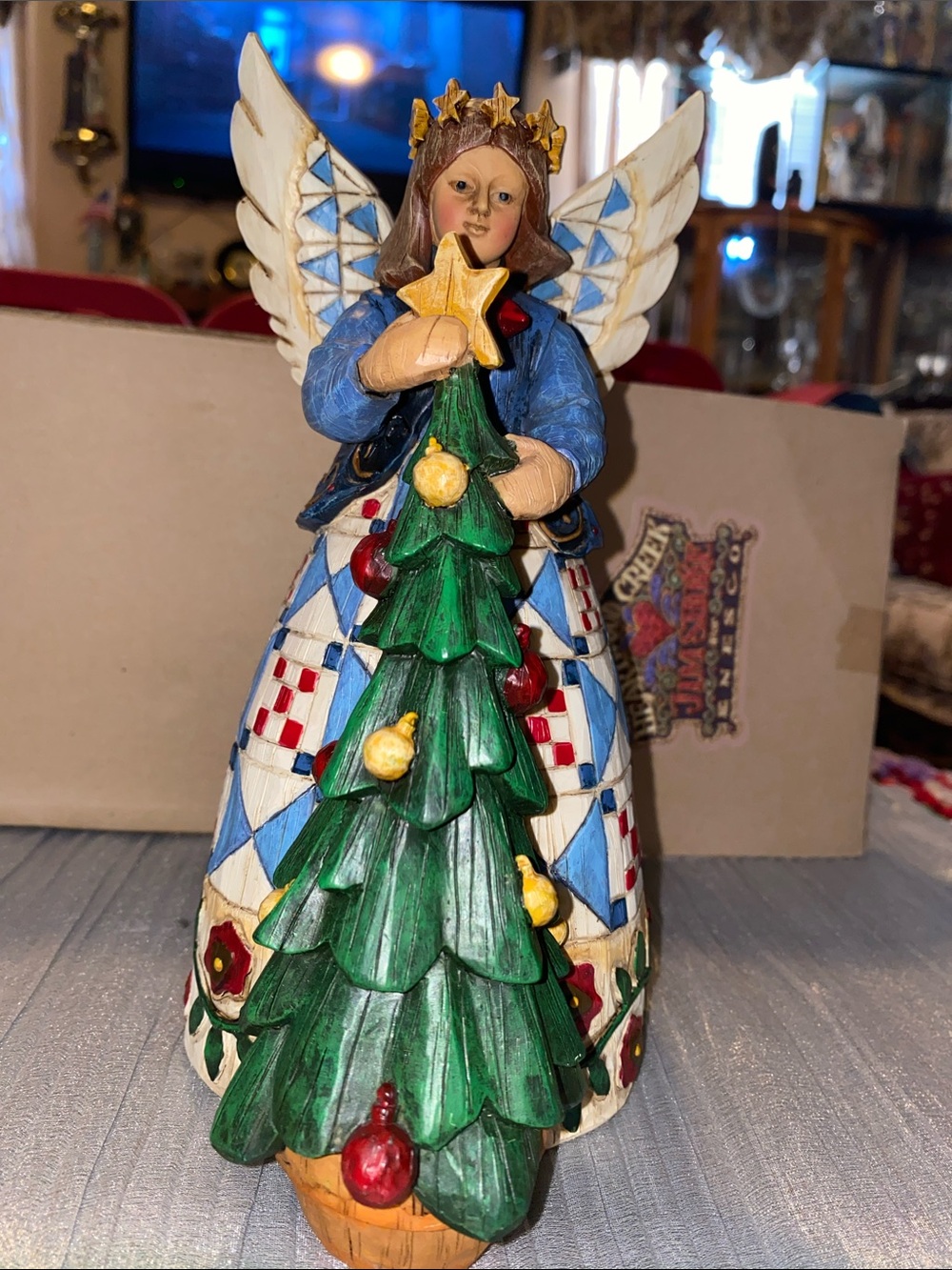 Jim Shore 2002 Heartwood Creek Holiday Angel Figurine with Green Christmas Tree - Picture 7 of 7